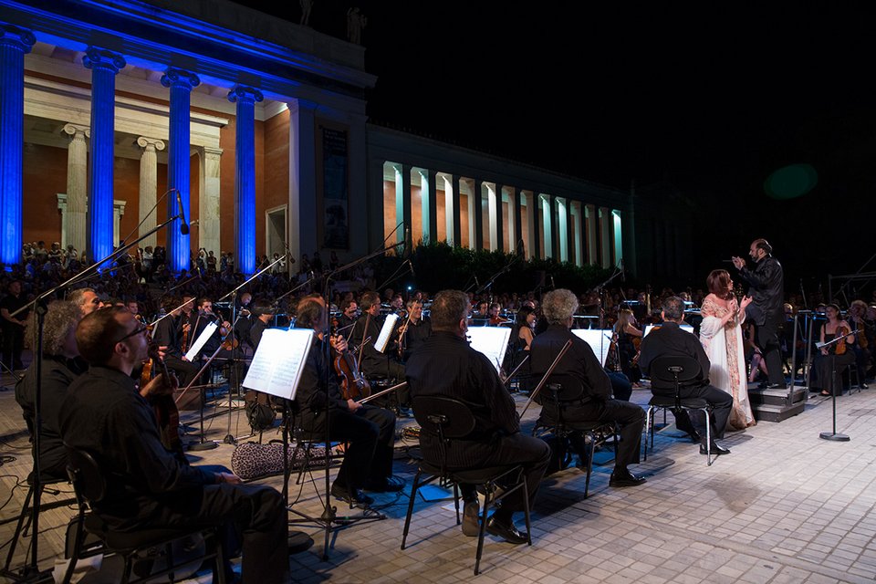 H Aθήνα υποκλίθηκε στη Λυρική και τη Μαρία Κάλλας: Ποτάμια συγκινημένων Αθηναίων κατέκλυσαν την πόλη [εικόνες] | iefimerida.gr 6