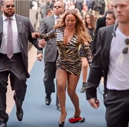 Την πρόδωσαν τα Louboutin της- Η Mariah Carey ένα βήμα πριν σωριαστεί στο πάτωμα [εικόνες] | iefimerida.gr 0