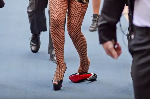 Την πρόδωσαν τα Louboutin της- Η Mariah Carey ένα βήμα πριν σωριαστεί στο πάτωμα [εικόνες] | iefimerida.gr 1
