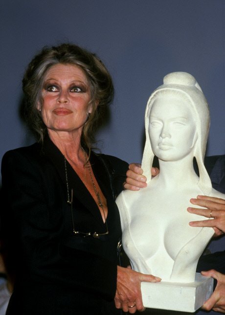 Mανουέλ Βαλς: Η δική μας Δημοκρατία έχει το στήθος γυμνό! [εικόνες] | iefimerida.gr 6