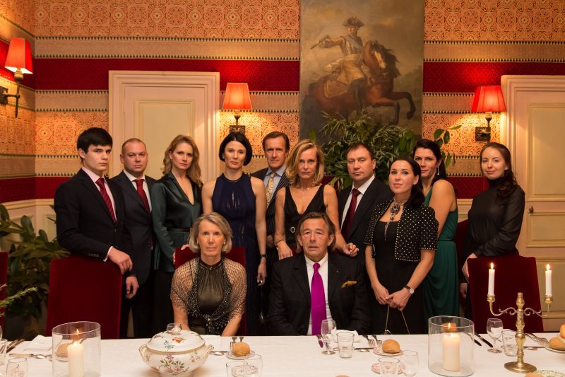 Ενας Ζαμπούνης με φούστα μαθαίνει στον πλανήτη τους καλούς τρόπους -Η ασυνήθιστη Μαρί ντε Τιγύ [εικόνες+βίντεο] | iefimerida.gr 0