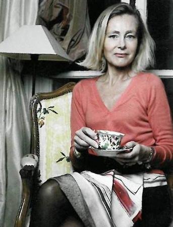 Ενας Ζαμπούνης με φούστα μαθαίνει στον πλανήτη τους καλούς τρόπους -Η ασυνήθιστη Μαρί ντε Τιγύ [εικόνες+βίντεο] | iefimerida.gr 2