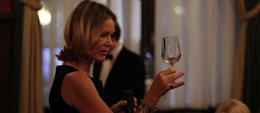 Ενας Ζαμπούνης με φούστα μαθαίνει στον πλανήτη τους καλούς τρόπους -Η ασυνήθιστη Μαρί ντε Τιγύ [εικόνες+βίντεο] | iefimerida.gr 4