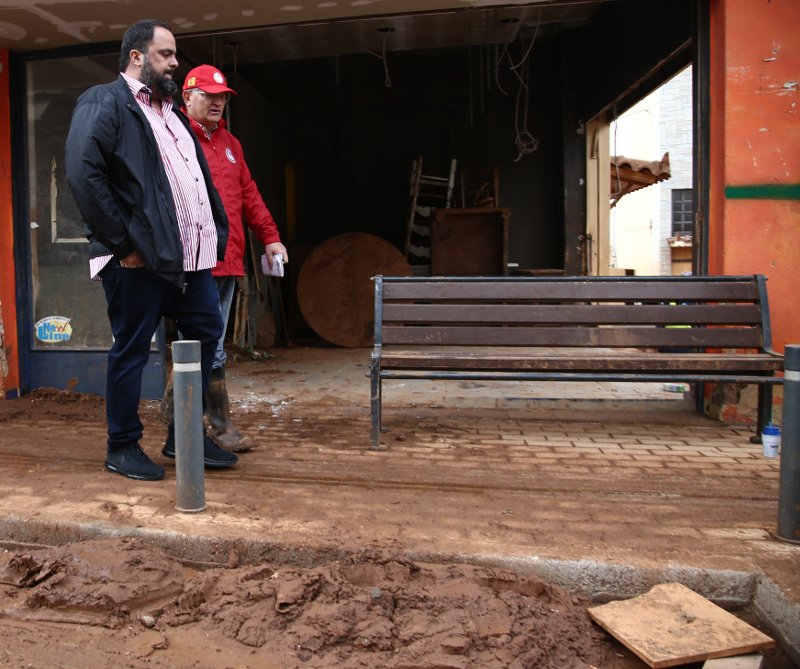 Στο πλευρό των πλημμυροπαθών κατοίκων της Μάνδρας ο Ολυμπιακός -Επίσκεψη του Β. Μαρινάκη [εικόνες & βίντεο] | iefimerida.gr 0
