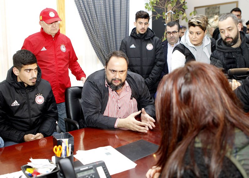 Στο πλευρό των πλημμυροπαθών κατοίκων της Μάνδρας ο Ολυμπιακός -Επίσκεψη του Β. Μαρινάκη [εικόνες & βίντεο] | iefimerida.gr 1