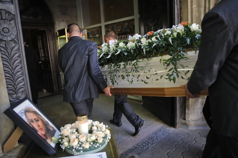 Βουλγαρία: Εκατοντάδες, με λουλούδια στα χέρια, είπαν το τελευταίο αντίο στην 30χρονη δημοσιογράφο [εικόνες] | iefimerida.gr 2