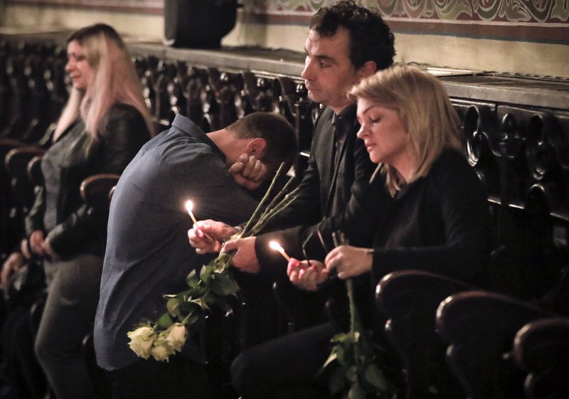 Με λουλούδια στα χέρια και στεφάνια, επίσημοι και απλοί πολίτες συλλυπήθηκαν τους γονείς της 30χρονης δημοσιογράφου