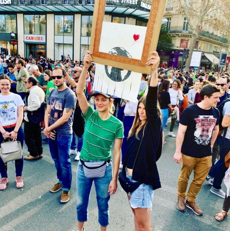 Ζυλιέτ Μπινός και Μαριόν Κοτιγιάρ διαδήλωσαν στο Παρίσι, το Σάββατο [εικόνα] | iefimerida.gr 3