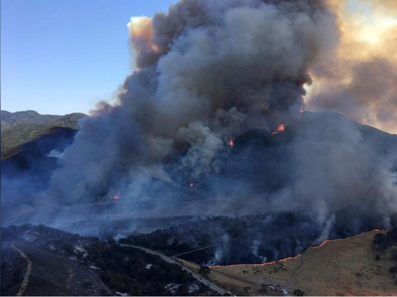 Λόγω πυρκαγιάς εκκενώθηκε πόλη κοντά στην Καλιφόρνια [εικόνες & βίντεο] | iefimerida.gr 0