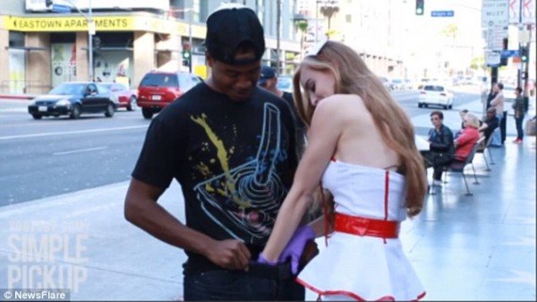 Νοσοκόμα-μοντέλο ψηλαφίζει άντρες στο δρόμο για καρκίνο του προστάτη [βίντεο] | iefimerida.gr 2