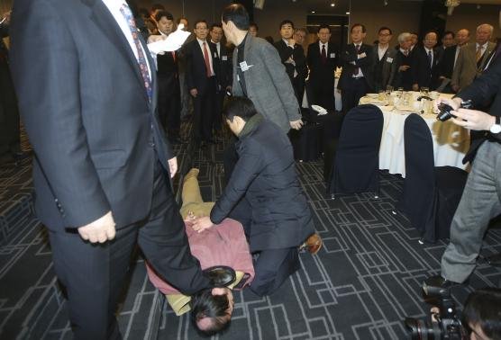 Νοτιοκορεάτης επιτέθηκε και μαχαίρωσε τον πρέσβη των ΗΠΑ στο πρόσωπο [βίντεο & εικόνες] | iefimerida.gr 4