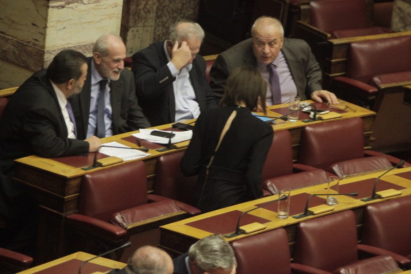 Αστραψαν τα φλας με το φόρεμα της Κατερίνας Μάρκου στη Βουλή [εικόνες] | iefimerida.gr 1