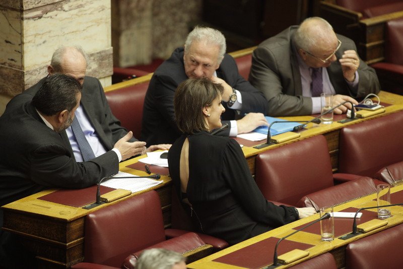 Αστραψαν τα φλας με το φόρεμα της Κατερίνας Μάρκου στη Βουλή [εικόνες] | iefimerida.gr 3