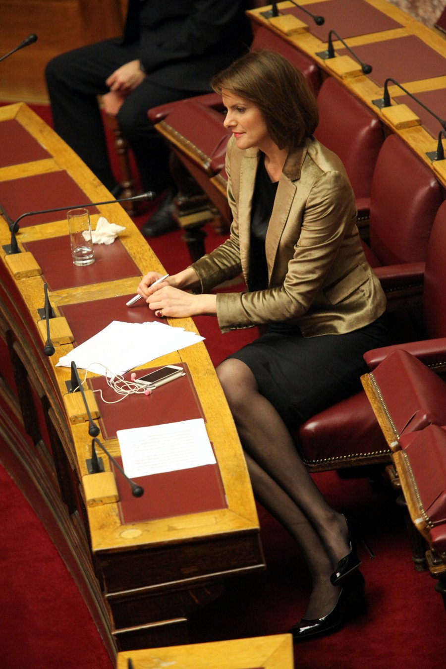 Το πιο γοητευτικό σταυροπόδι στη Βουλή –Οταν η βουλευτής Κατερίνα Μάρκου σταυρώνει τις γάμπες της [εικόνες] | iefimerida.gr 0