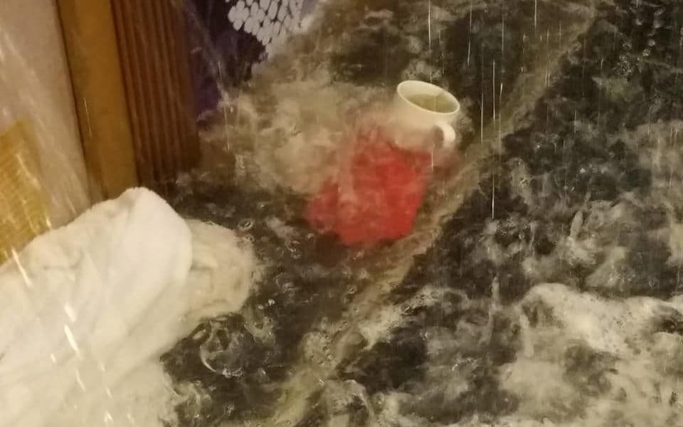 Σκηνές αλά Τιτανικό, μετά από ρωγμή, σε κρουαζιερόπλοιο στην Καραϊβική [εικόνες & βίντεο] | iefimerida.gr 0