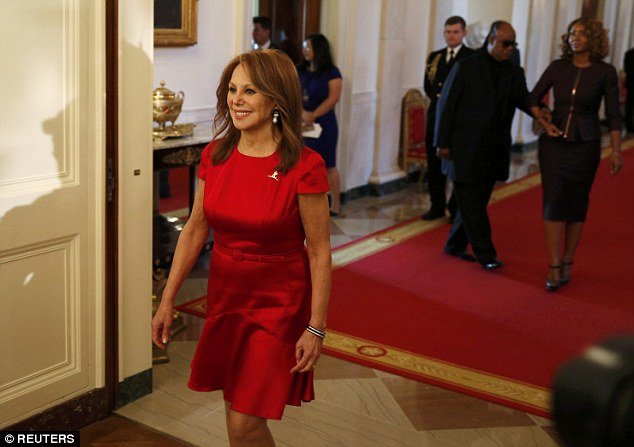 Μέριλ Στριπ, Στίβι Γουόντερ και Ιζαμπέλ Αλιέντε βραβεύτηκαν από τον Ομπάμα με το Μετάλλιο της Ελευθερίας [βίντεο & εικόνες] | iefimerida.gr 8