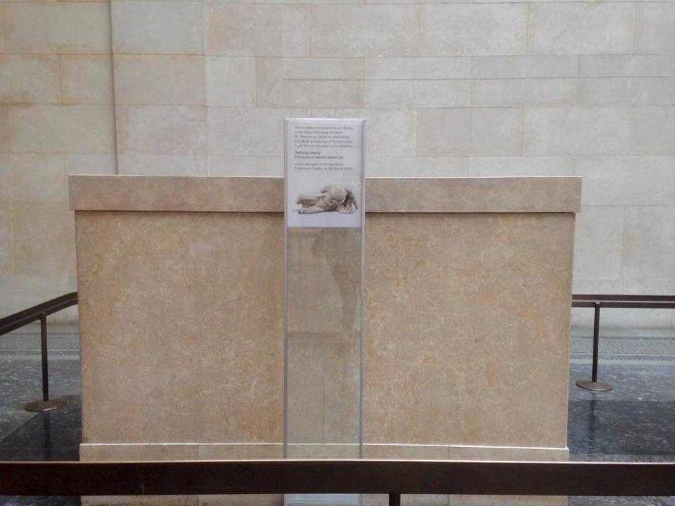 Η άδεια προθήκη του Βρετανικού Μουσείου -Το σημείωμα των Βρετανών για το δανεισμό του γλυπτού του Παρθενώνα στους Ρώσους [εικόνες] | iefimerida.gr 0