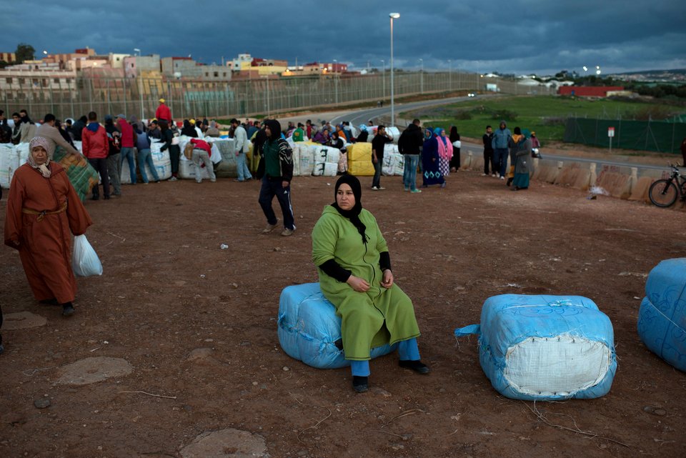 Οι «γυναίκες μουλάρια» του Μαρόκου -Εκεί όπου το ασθενές φύλο σηκώνει το βάρος της επιβίωσης, κυριολεκτικά [εικόνες] | iefimerida.gr 1