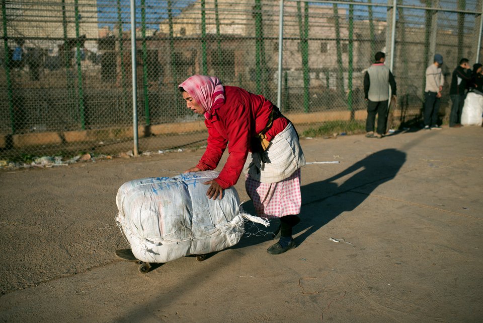 Οι «γυναίκες μουλάρια» του Μαρόκου -Εκεί όπου το ασθενές φύλο σηκώνει το βάρος της επιβίωσης, κυριολεκτικά [εικόνες] | iefimerida.gr 2