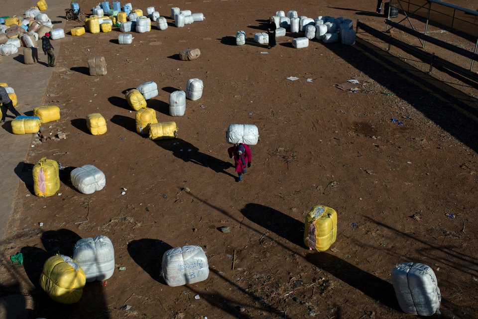 Οι «γυναίκες μουλάρια» του Μαρόκου -Εκεί όπου το ασθενές φύλο σηκώνει το βάρος της επιβίωσης, κυριολεκτικά [εικόνες] | iefimerida.gr 4