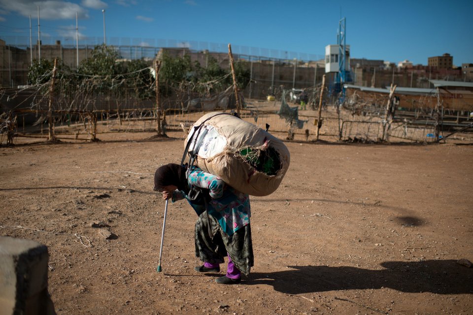 Οι «γυναίκες μουλάρια» του Μαρόκου -Εκεί όπου το ασθενές φύλο σηκώνει το βάρος της επιβίωσης, κυριολεκτικά [εικόνες] | iefimerida.gr 5