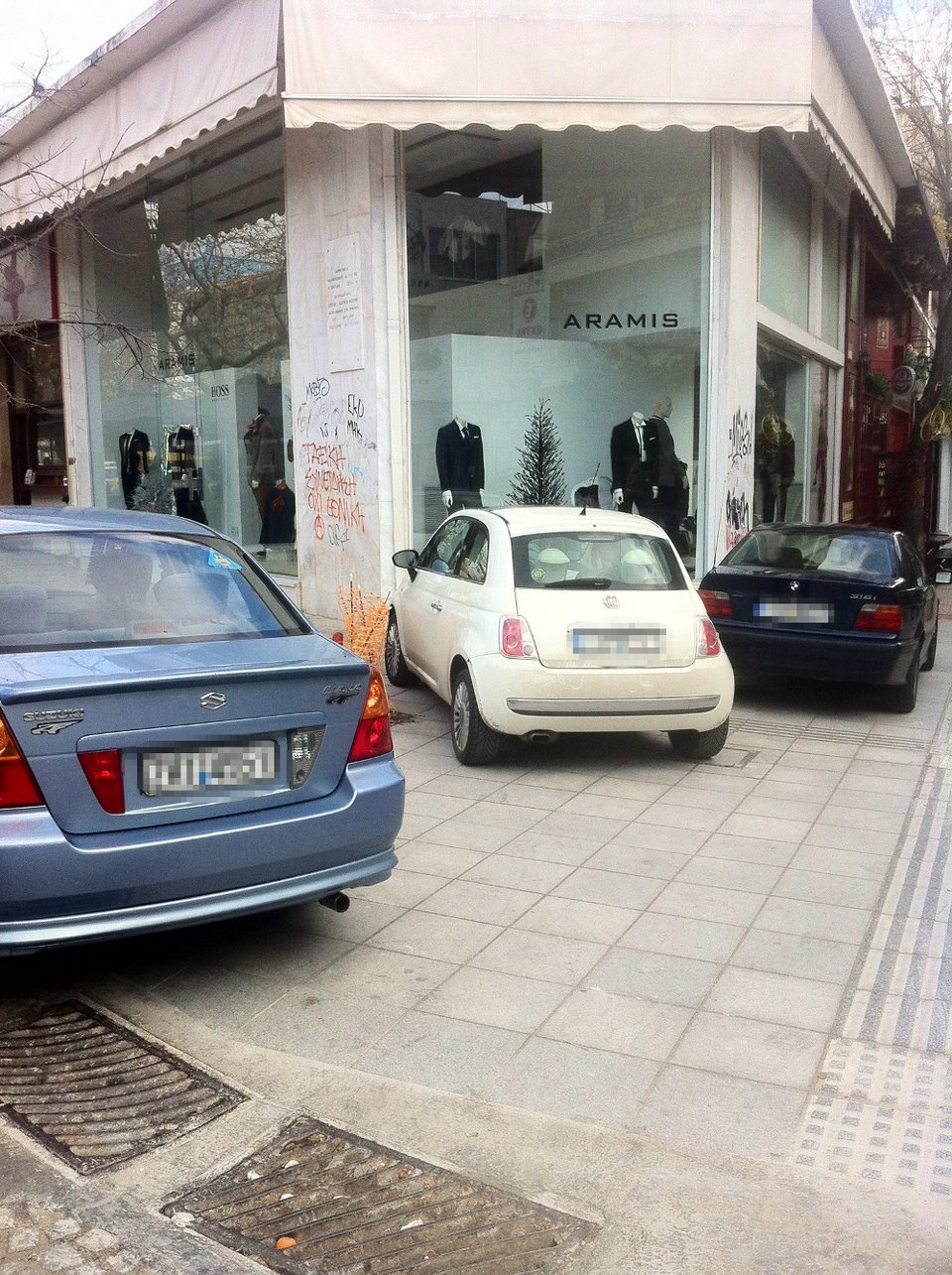 Οι πεζόδρομοι στο Μαρούσι γέμισαν παρκαρισμένα ΙΧ -Απόγνωση για τους πεζούς [εικόνα] | iefimerida.gr 0