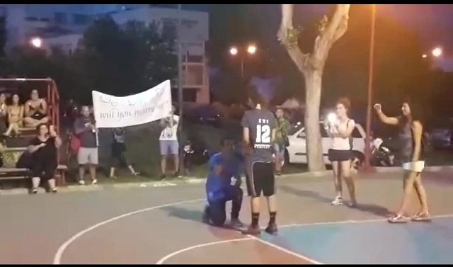 Φίλοι του Λάμπρου και της Εύης μπήκαν μέσα στο γήπεδο κρατώντας ένα πανό, το οποίο έγραφε «Evi will you marry me;».