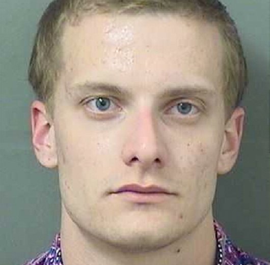 27χρονος πήγε στο θέρετρο του Τραμπ στη Φλόριντα για να καπνίσει τσιγαριλίκι μαζί του  | iefimerida.gr 0