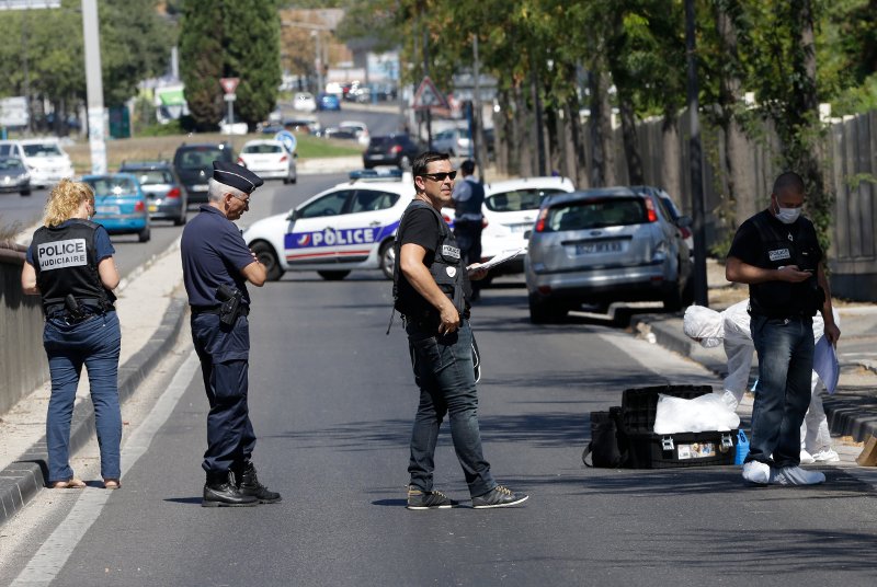 Μασσαλία: Αυτοκίνητο έπεσε πάνω σε δύο στάσεις λεωφορείων -Μια νεκρή γυναίκα [εικόνες & βίντεο] | iefimerida.gr 1