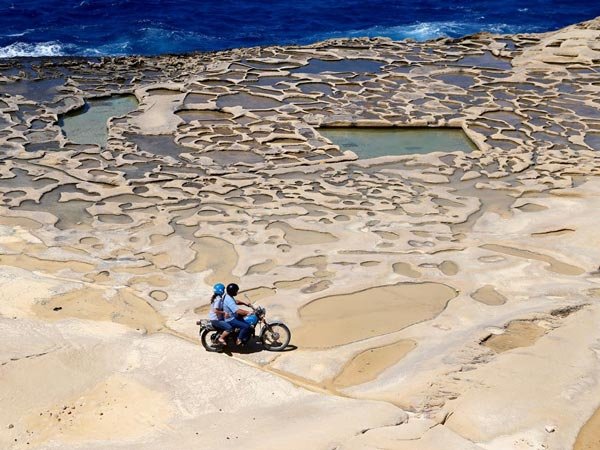 Οι γαλαζοπράσινες αλυκές της Μάλτας που κόβουν την ανάσα στις ακτές της Μεσογείου [εικόνες]  | iefimerida.gr 0