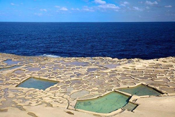 Οι γαλαζοπράσινες αλυκές της Μάλτας που κόβουν την ανάσα στις ακτές της Μεσογείου [εικόνες]  | iefimerida.gr 1