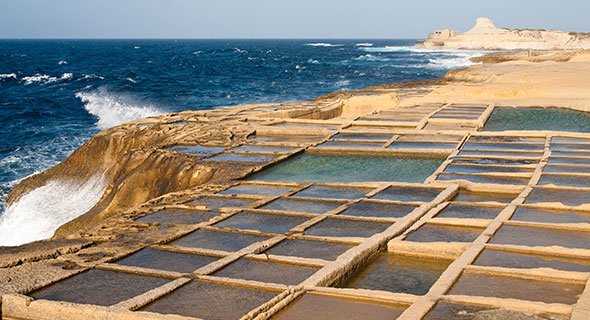 Οι γαλαζοπράσινες αλυκές της Μάλτας που κόβουν την ανάσα στις ακτές της Μεσογείου [εικόνες]  | iefimerida.gr 2