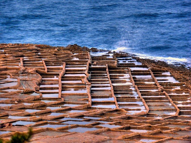 Οι γαλαζοπράσινες αλυκές της Μάλτας που κόβουν την ανάσα στις ακτές της Μεσογείου [εικόνες]  | iefimerida.gr 3
