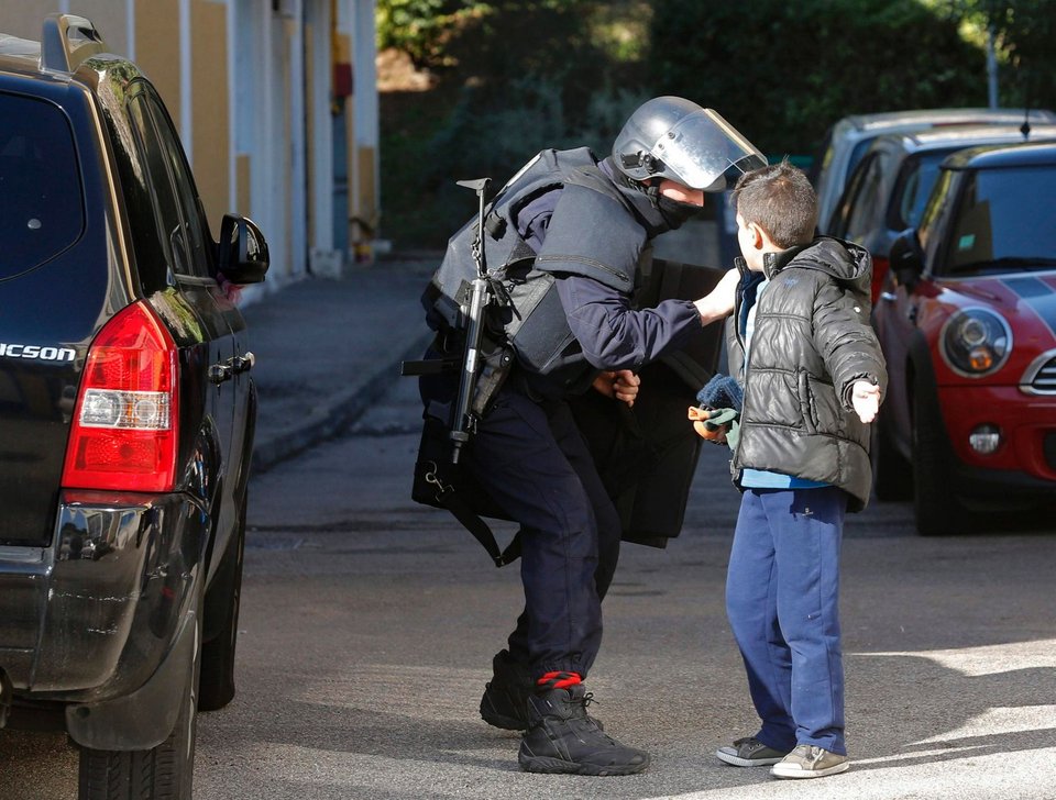 Σοκ στη Μασσαλία: Πυροβολισμοί εναντίον του διοικητή της αστυνομίας [εικόνες] | iefimerida.gr 4