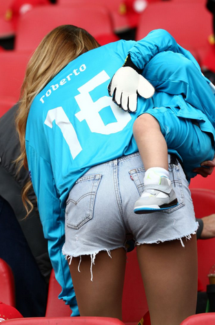 Το σορτσάκι της Μάρτα άναψε φωτιές στη φιέστα του Ολυμπιακού -Σέξι μητέρα η σύζυγος του Ρομπέρτο [εικόνες] | iefimerida.gr 1