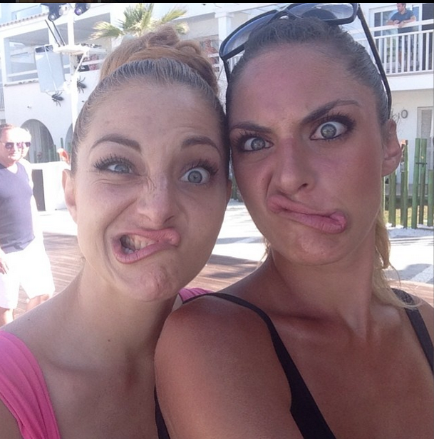 Οι διακοπές της Μάρτα -Τσαλακώνεται, τρώει... χώμα, αλλά είναι πάντα σέξι [εικόνες] | iefimerida.gr 1