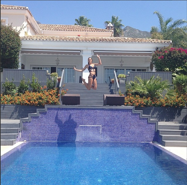 Οι διακοπές της Μάρτα -Τσαλακώνεται, τρώει... χώμα, αλλά είναι πάντα σέξι [εικόνες] | iefimerida.gr 3