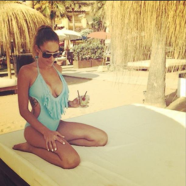 Οι διακοπές της Μάρτα -Τσαλακώνεται, τρώει... χώμα, αλλά είναι πάντα σέξι [εικόνες] | iefimerida.gr 4