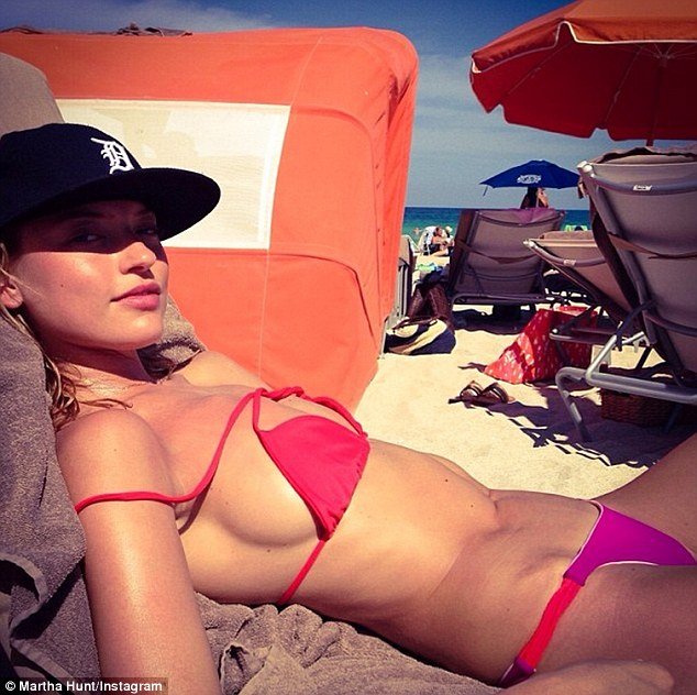 Ενας άγγελος με κοιλιακούς -Το μοντέλο Martha Hunt αναταράσσει την άμμο στο Μαϊάμι [εικόνες] | iefimerida.gr 1