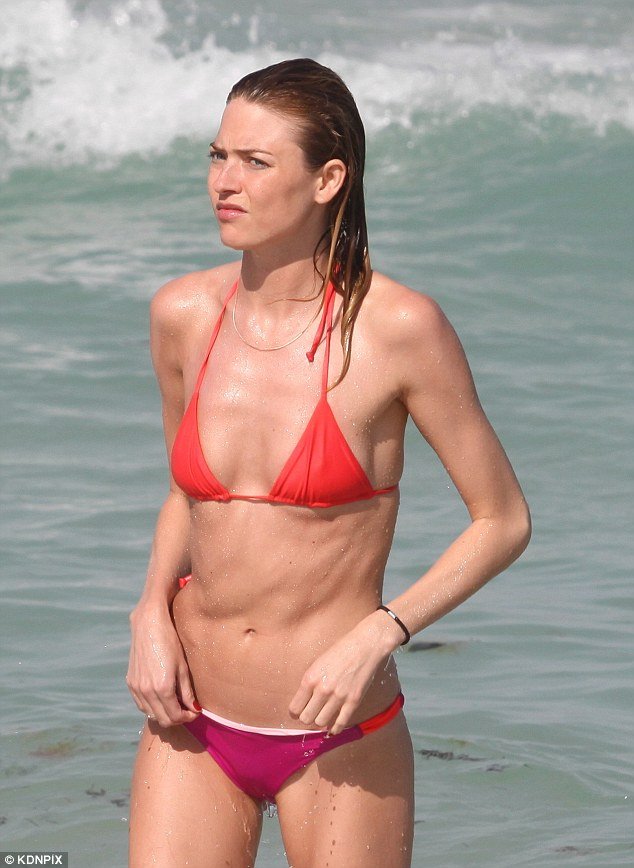 Ενας άγγελος με κοιλιακούς -Το μοντέλο Martha Hunt αναταράσσει την άμμο στο Μαϊάμι [εικόνες] | iefimerida.gr 2