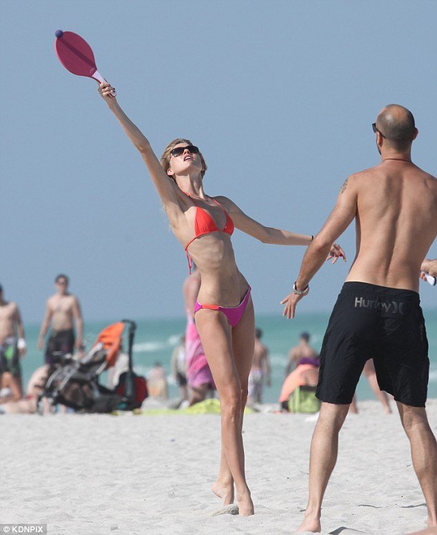 Ενας άγγελος με κοιλιακούς -Το μοντέλο Martha Hunt αναταράσσει την άμμο στο Μαϊάμι [εικόνες] | iefimerida.gr 3