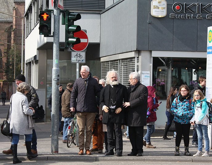 Εβαλαν τον Καρλ Μαρξ στα φανάρια σε γερμανική πόλη [εικόνες] | iefimerida.gr 1