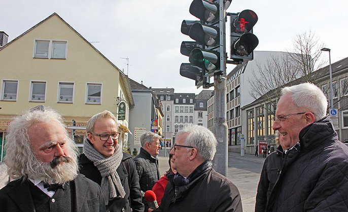 Εβαλαν τον Καρλ Μαρξ στα φανάρια σε γερμανική πόλη [εικόνες] | iefimerida.gr 0