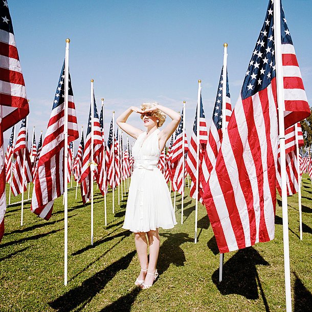 Παράξενες Μέριλιν -Φωτογράφος ανακάλυψε γυναίκες που ζουν σαν την μυθική σταρ [εικόνες] | iefimerida.gr 0