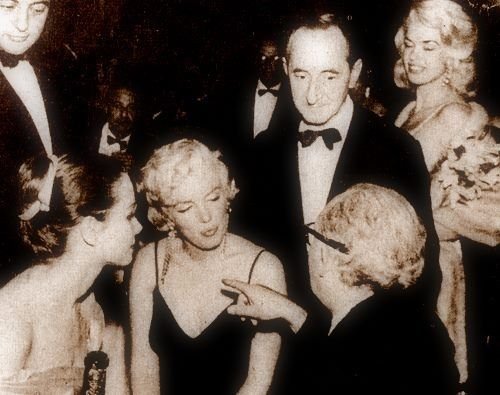 Το απίστευτο βλέμμα της Σοφία Λόρεν στο στήθος της Μάνσφιλντ -Το παρασκήνιο της εμβληματικής φωτό [εικόνες] | iefimerida.gr 30