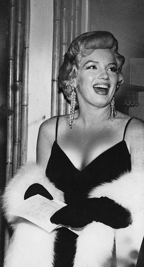 Το απίστευτο βλέμμα της Σοφία Λόρεν στο στήθος της Μάνσφιλντ -Το παρασκήνιο της εμβληματικής φωτό [εικόνες] | iefimerida.gr 33