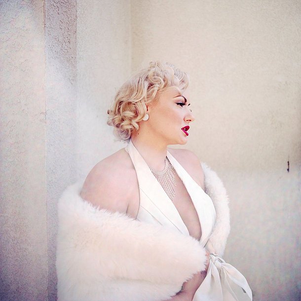 Παράξενες Μέριλιν -Φωτογράφος ανακάλυψε γυναίκες που ζουν σαν την μυθική σταρ [εικόνες] | iefimerida.gr 5