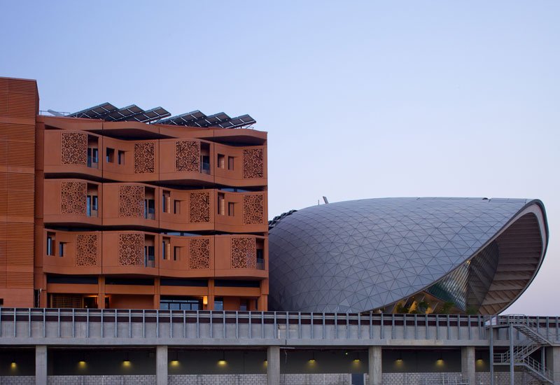 Στο Αμπου Ντάμπι, στη μέση της ερήμου χτίζεται από το μηδέν μια πόλη -Εντυπωσιακή, οικολογική, δροσερή [εικόνες & βίντεο] | iefimerida.gr 2