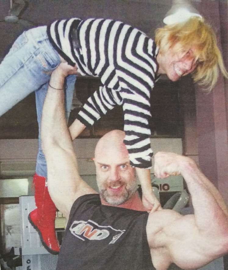 Ποιος είναι ο μασίστας της γνωστής διαφήμισης, που γυμνάζεται σηκώνοντας ανθρώπους στον αέρα και δηλώνει χαζομπαμπάς [εικόνες] | iefimerida.gr 0