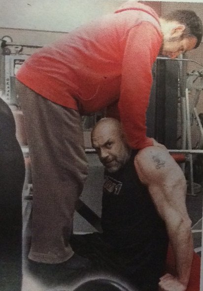 Ποιος είναι ο μασίστας της γνωστής διαφήμισης, που γυμνάζεται σηκώνοντας ανθρώπους στον αέρα και δηλώνει χαζομπαμπάς [εικόνες] | iefimerida.gr 1